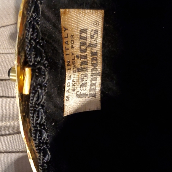 Gold egg clutch - Picture 2 of 2